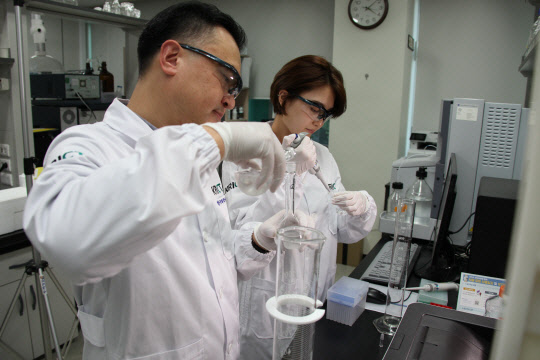 한국화학연구원을 주관기관으로 9개 출연연이 참여해 출범한 신종바이러스 융합연구단(CEVI) 연구자들이 실험실에서 연구를 하고 있다.  화학연 제공